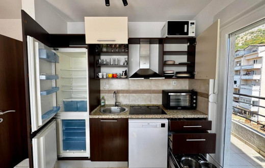 Two bedroom  with a lift behind Kuzina
