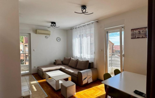 Two bedroom  with a lift behind Kuzina